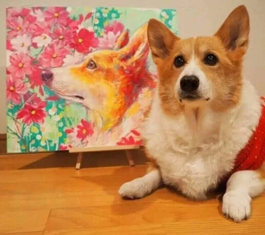 画像:犬と絵画の写真